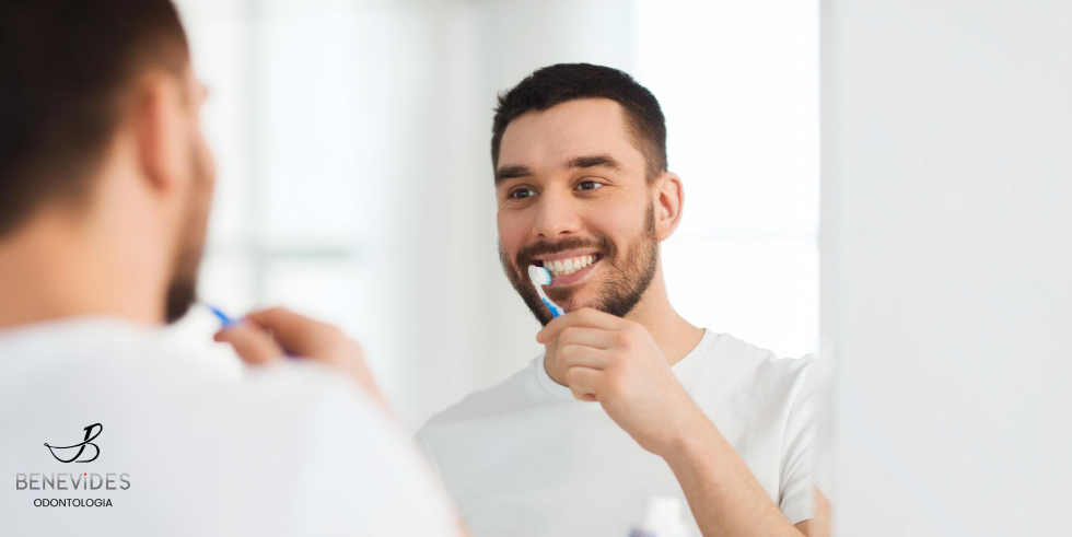 Parar de fumar é, sem dúvida, uma das melhores decisões que alguém pode tomar para melhorar sua saúde geral, incluindo a saúde bucal. No entanto, é importante reconhecer que, mesmo após a cessação do tabagismo, podem existir alguns prejuízos residuais para os dentes e a saúde oral. Vamos explorar isso em detalhes:

Persistência do Risco de Doenças Periodontais: O tabagismo afeta profundamente a saúde das gengivas e dos tecidos que suportam os dentes. Mesmo após parar de fumar, o risco de desenvolver doenças periodontais, como gengivite e periodontite, pode persistir por algum tempo. Portanto, é essencial que os ex-fumantes continuem a monitorar de perto a saúde de suas gengivas por meio de consultas regulares ao dentista.

Impactos Estéticos: O tabagismo frequentemente causa manchas nos dentes, tornando-os amarelados ou descoloridos. Parar de fumar resultará em uma melhoria notável na cor dos dentes, mas algumas manchas persistentes podem permanecer. Felizmente, procedimentos de clareamento dental estão disponíveis para tratar essas manchas e restaurar a brancura dos dentes. O dentista pode oferecer orientações sobre as opções de clareamento mais adequadas.

Cuidados Continuados: Mesmo após parar de fumar, manter uma rotina rigorosa de cuidados bucais é fundamental. Isso inclui escovar os dentes pelo menos duas vezes ao dia, usar fio dental diariamente e enxaguar com um antisséptico bucal adequado. Além disso, evitar alimentos e bebidas que possam causar manchas nos dentes, como café e vinho tinto, pode ajudar a manter o sorriso branco e radiante.
