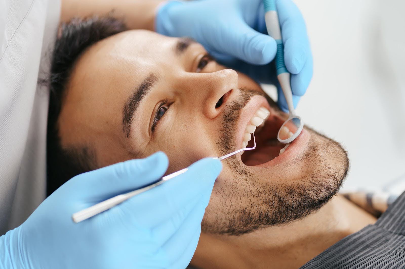 O Que É Profilaxia Dental e Por Que Fazer a Limpeza Regular?  
