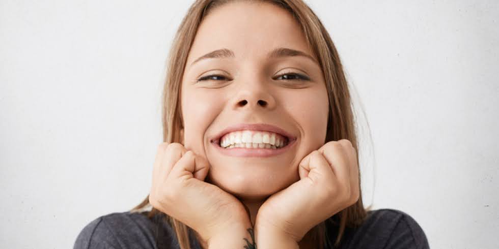 Ano Novo, Sorriso Novo: o Melhor Momento Para Cuidar dos Seus Dentes | Dr. Jefferson Benevides Ortodontia e Ortopedia Facial no ES Além dos cuidados com os dentes em casa, existem várias opções de tratamento odontológico que você pode fazer no dentista que te ajudam a manter seu sorriso na melhor condição.
Além dos cuidados básicos que você recebe na odontologia preventiva, algumas vezes é necessário o uso de algum tratamento odontológico mais avançado, para casos que já estão ocorrendo, como cáries, desgastes, problemas de mordida, entre outros.
Com o objetivo de evitar dores, infecções e perdas dentárias, esses tratamentos odontológicos podem ser a solução para garantir seu sorriso saudável, a partir da indicação de um dentista confiável.
Tratamentos como implantes dentários e próteses dentárias são um desses serviços, indicados em situações mais complexas, em que a perda dentária não é mais evitável, ou já ocorreu.
Já a ortopedia funcional dos maxilares é a solução para pessoas que apresentam algum tipo de alteração em relação à mandíbula e à maxila, como estalos na boca, dores ao mastigar e dificuldade em triturar alimentos.
A ortodontia, em contrapartida, pode ser tanto para prevenção como para tratamento, podendo evitar situações como mordida cruzada, ou corrigir problemas já estabelecidos, principalmente no posicionamento dos dentes.